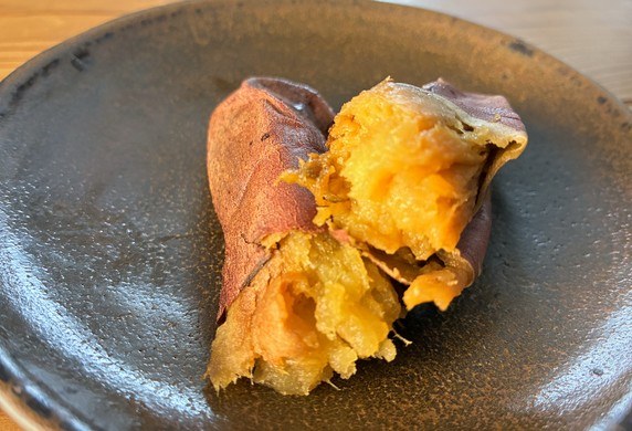 冷やし焼き芋の断面（黄金色の蜜）