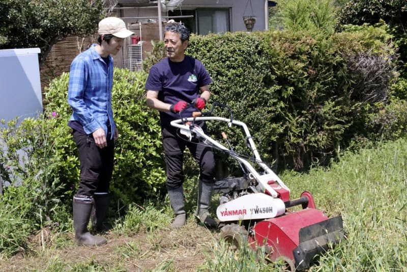 畑の土を耕す、菊子自然農園の菊子晃平さん