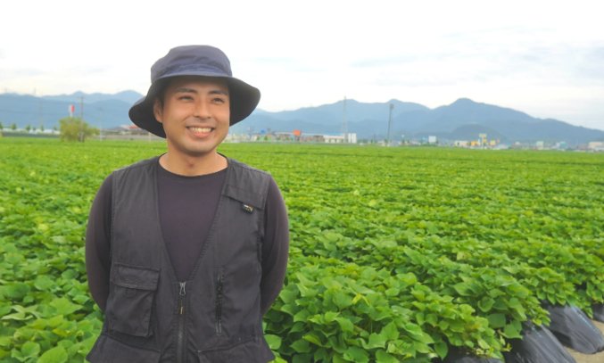 吉成農場 10代目 谷村和紀さん(さつまいも畑にて)